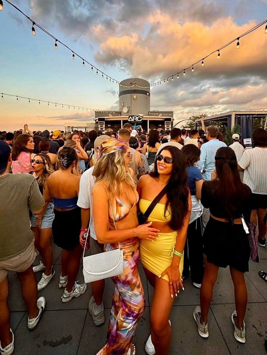 This is peak Chicago summer 👌
ARC At The Lake returns to Castaways Beach Club this weekend with:
⚫️ Ben Sterling – Friday 8/8
⚫️ Giolì &amp; Assia – Saturday 8/9
Book your cabana now and let’s make this weekend count! 
Cabana rentals: buy.tablelist.com/v/castaways-be…