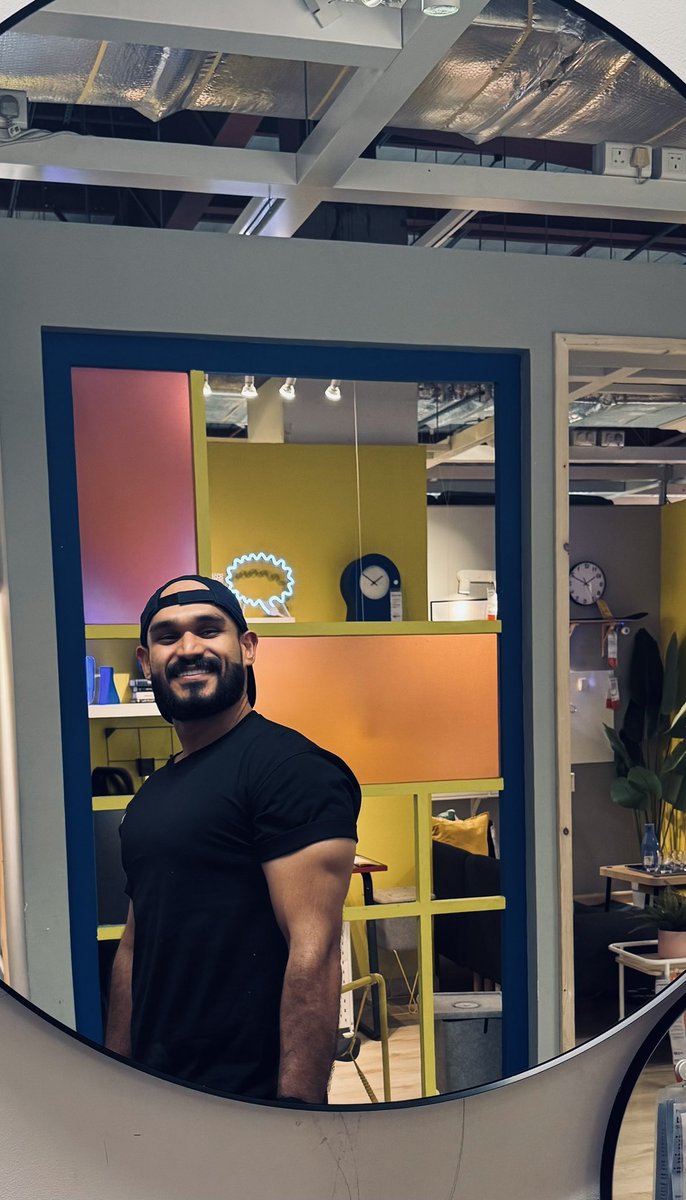 كل شخص يشوف الصوره الحين يارب يكون خميسك سعيد 🤲🏽