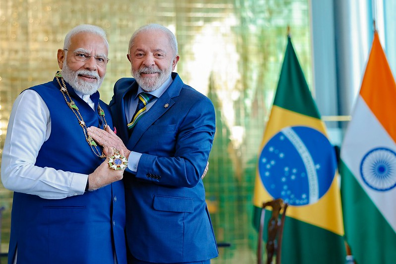 sputnik_brasil's tweet photo. 📞🤝🇧🇷 Lula e Modi alinham agenda bilateral em ligação e defendem o multilateralismo

O presidente Luiz Inácio Lula da Silva (@LulaOficial) e o premiê indiano Narendra Modi (@narendramodi) falaram por telefone nesta quinta-feira (7) e reafirmaram o compromisso entre Brasil e Índia diante do atual cenário econômico internacional. Os dois líderes discutiram as tarifas unilaterais impostas por grandes potências e defenderam o fortalecimento do multilateralismo.

Ficou confirmada a visita de Estado de Lula à Índia no início de 2026. Como preparação, o vice-presidente Geraldo Alckmin viajará a Nova Délhi em outubro, liderando uma comitiva com ministros e empresários para tratar de comércio, defesa, energia, saúde, minerais críticos e inclusão digital.

A meta é ampliar o comércio bilateral para mais de US$ 20 bilhões (aproximadamente R$ 104 bilhões) até 2030. Os dois países também estudam ampliar o acordo entre MERCOSUL e Índia, integrar plataformas digitais como o Pix e o sistema UPI indiano e alinhar a transição da presidência do BRICS, que ficará nas mãos da Índia.

Ricardo Stuckert / PR
