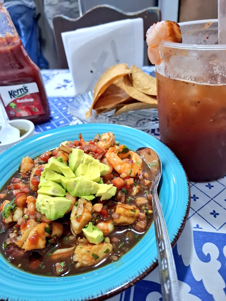 Con un ceviche y una miche soy la más felíz😍