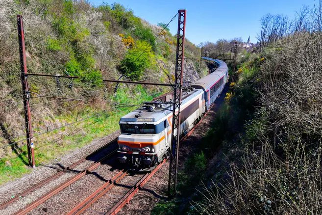 lepopulaire_fr's tweet photo. Fortes chaleurs : des allers-retours annulés pour éviter les pannes de climatisation dans les vieux trains du POLT
https://t.co/XGqRcgZYZS https://t.co/UlIElXCDR7