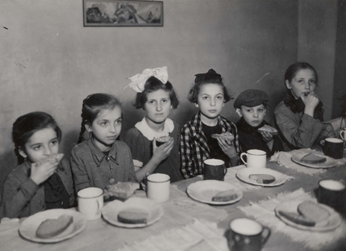 Breaking: footage inside the Warsaw Ghetto, Poland, of girls eating food.

Why doesn't the media tell you this about the Nazi holocaust of the Jews? yadvashem.org/education/educ…