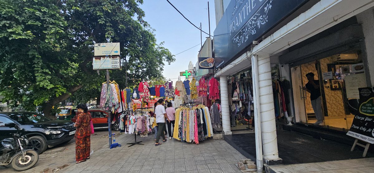 Rajkuma56192473's tweet photo. @MunCorpGurugram @MoHUA_India @cmohry @NayabSainiBJP @Rao_InderjitS @RaoNarbir @VipulGoelBJP @DC_Gurugram @PradeepIAS_HR @diprogurugram1 This is indeed great but tell me one thing @MunCorpGurugram . If this area was under @HsvpHaryana then why you installed your benches for the convenience of #encroachment mafia. Let's see if this situation improves in #sector14 #Gurugram . @cmohry hope that things improve soon. https://t.co/k8K6MkcxMC