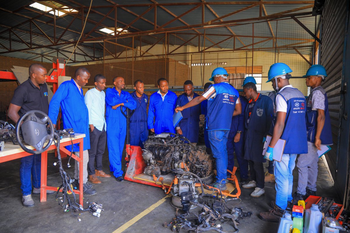 Karongi_College's tweet image. The exchange centered on Hybrid and Electric engine expertise, aligning with the implementation of the MoU signed with RP-Karongi College. @AFD_en @LuxDev_HQ @Rwanda_Edu @RwandaPolytec
