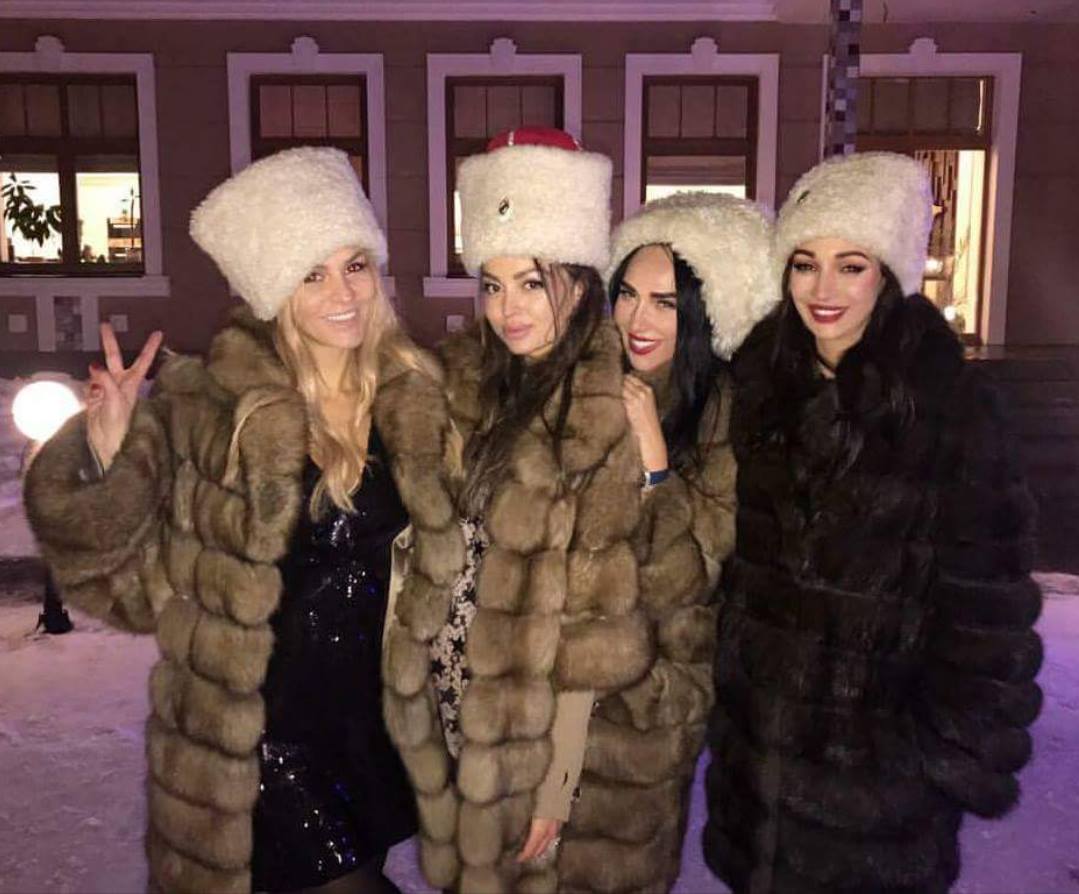 Four fur friends who wanna join them for a beautiful, long and soft night ? #fur #furcoat #furfetish #thickfur #perfectfur #furglamour #beautifulfur #furprincess #fourrure #realfur #pelz #loveoffur