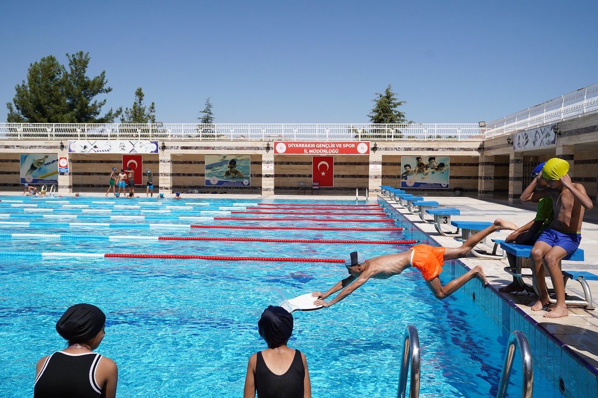 🏊‍♂️💥 Yaz Spor Okulları Tüm Hızıyla Devam Ediyor!
Gençlik ve Spor İl Müdürlüğü’nün düzenlediği Yaz Spor Okulları’nda yüzme antrenmanları coşku ve yoğun katılımla sürüyor!
Sporun birleştirici gücü, bu yaz da sahalarda ve havuzlarda!