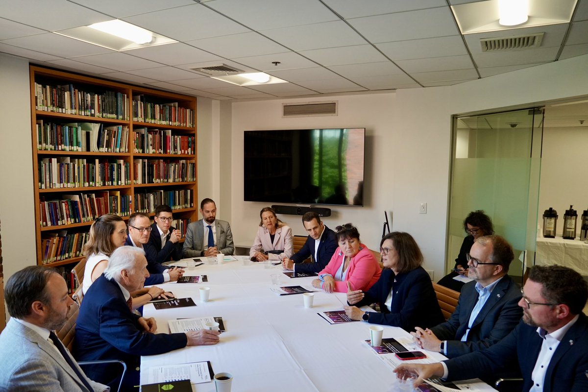 Bayerischer Landtag (@landtag_bayern) on Twitter photo An der Harvard <a href="/Kennedy_School/">Harvard Kennedy School</a> trifft die Delegation um Präsidentin <a href="/IlseAigner/">Ilse Aigner</a> Herrn Professor Karl Kaiser zu einem Gespräch über aktuelle außenpolitische Entwicklungen und die Auswirkungen der Hochschulpolitik der gegenwärtigen US-Administration. An der Harvard <a href="/Kennedy_School/">Harvard Kennedy School</a> trifft die Delegation um Präsidentin <a href="/IlseAigner/">Ilse Aigner</a> Herrn Professor Karl Kaiser zu einem Gespräch über aktuelle außenpolitische Entwicklungen und die Auswirkungen der Hochschulpolitik der gegenwärtigen US-Administration.