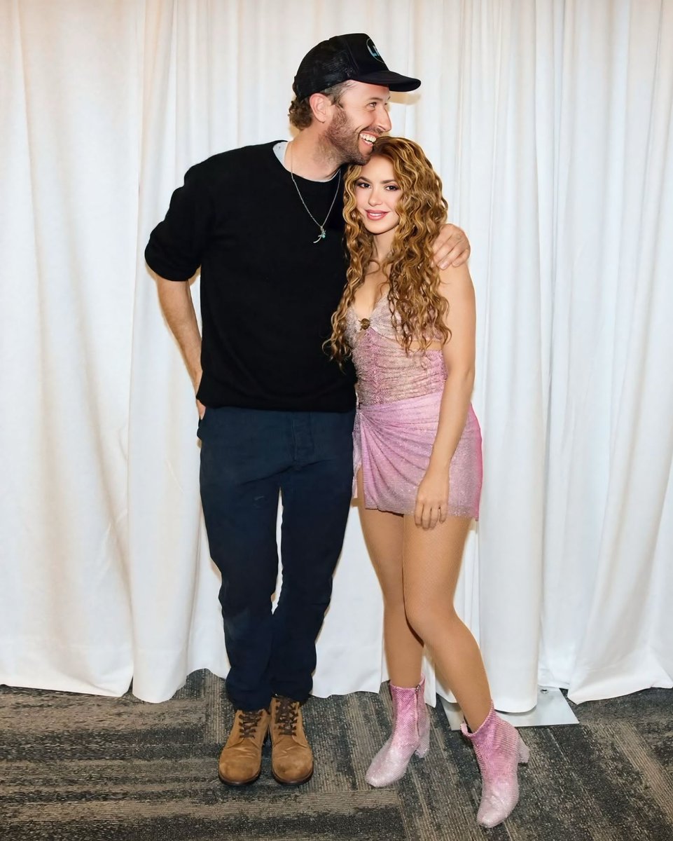 Juandieego__'s tweet image. Ver a @shakira junto a Chris a Martin de @coldplay me da mil años de vida 😍 los amo demasiado ✨