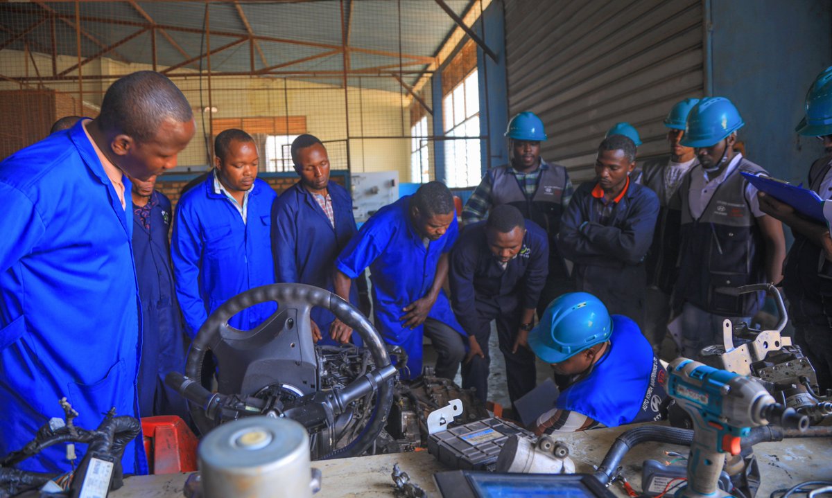 Karongi_College's tweet image. Today, in collaboration with @AFD_en &amp;amp; @LuxDev_HQ through the AFTER II Project, a technical team from Auto Korea Maintenance Ltd, led by General Manager Elie Ndikubwimana, held a productive working session with our academic staff from Automobile Technology Program. @RwandaPolytec