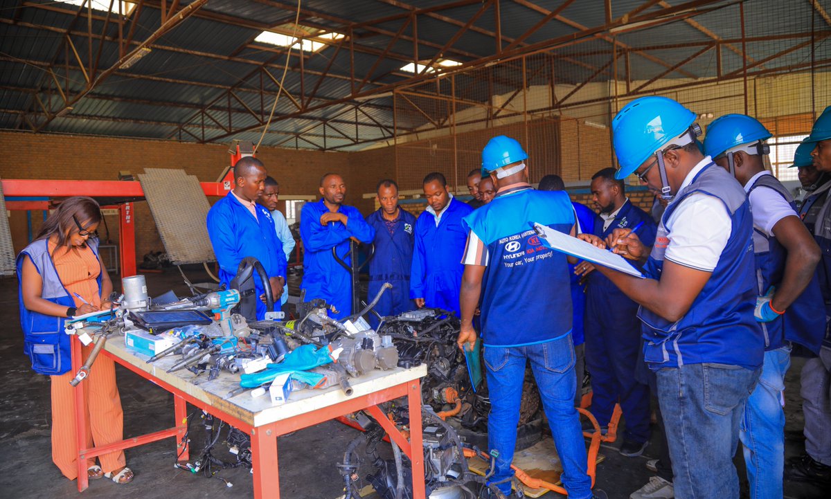 Karongi_College's tweet image. Today, in collaboration with @AFD_en &amp;amp; @LuxDev_HQ through the AFTER II Project, a technical team from Auto Korea Maintenance Ltd, led by General Manager Elie Ndikubwimana, held a productive working session with our academic staff from Automobile Technology Program. @RwandaPolytec