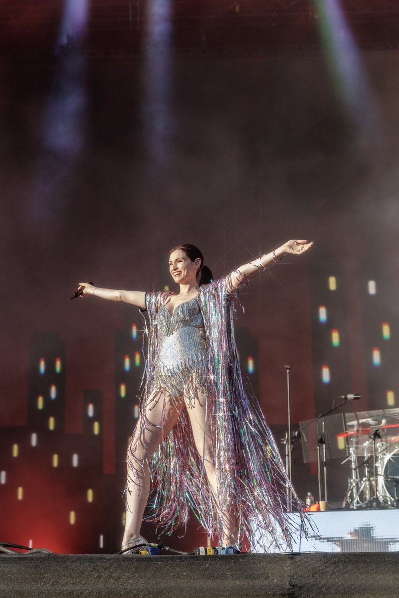 SophieEB's tweet photo. Mexico City! I’m coming for a very special show for dia de los muertos ❤️🖤 at Estudios Maravilla on November 1st

🇲🇽 tickets are on sale now xx https://t.co/FwGJm9bE6h https://t.co/7pAc7hlw3y