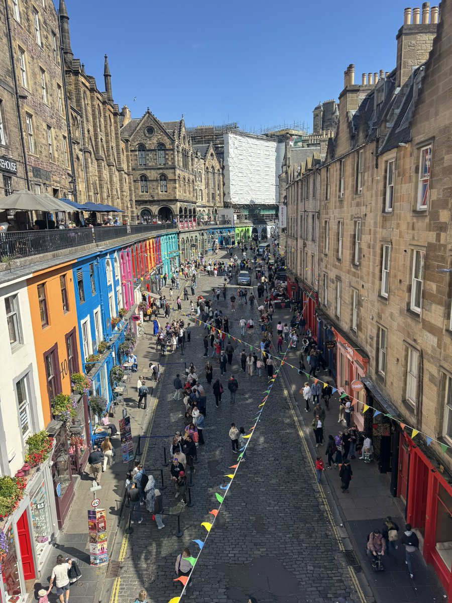 ilona_turnbull's tweet image. Festival fun on Victoria Street, #Edinburgh #edinburghfringe #scotland
#scotlandisnow #scotsmagazine #thursdayvibes
@VisitScotland @edinburgh_visit @edinburgh @ScotsMagazine