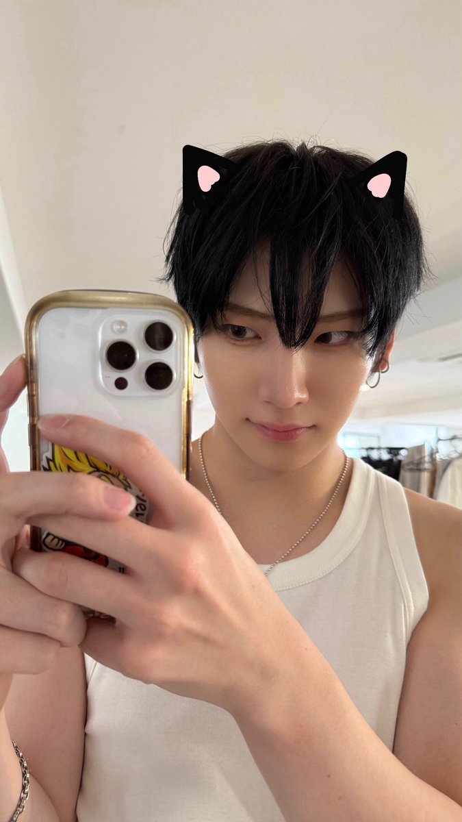 maishiteyu's tweet image. 8/8 국제고양이의날이라고
첫등장부터 냥&amp;lt;&amp;lt;이러고 나오고
윰냥이의날이라고애교도부리고
최종적으로 고양이귀직접그린셀카까지 보내줌
#이게아이돌이야