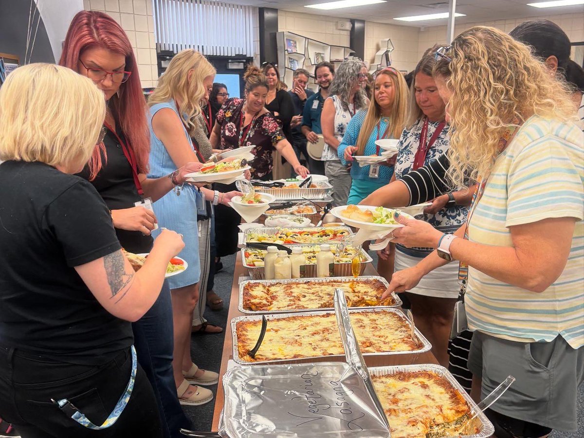 DannyWBennett's tweet image. Grateful to provide lunch and show our support to the faculty of Tarpon Springs Middle School! Praying for a great 2025-2026 school year! @GraceCityChurc3 #CommunityPartners #GCC #TSMS