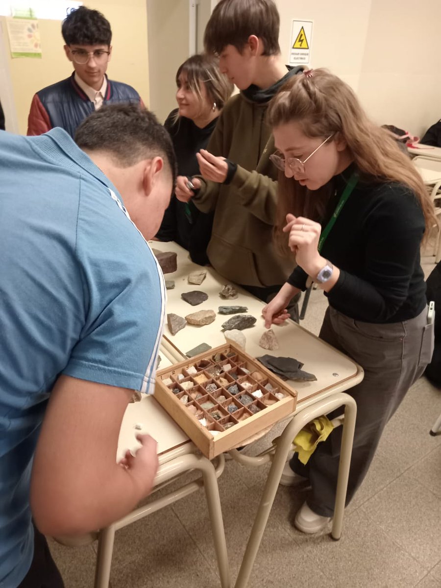 Docentes e investigadores de la Facultad compartieron una charla y un taller práctico sobre procesos geológicos con estudiantes del PIT del IPEM N.º 95, extensión áulica Parroquia San Pantaleón de Río Cuarto.
exa.unrc.edu.ar/estudiantes-de…