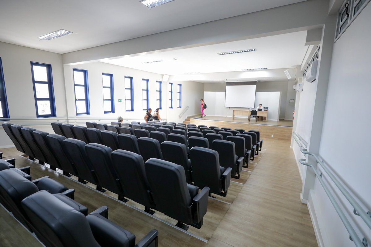 Uma escola novinha pra comunidade do Jardins Mangueiral! 🏫✨

Com mais de R$ 15 milhões investidos, o novo Centro Educacional tem 18 salas, quadra coberta, biblioteca, refeitório e tudo o que os estudantes merecem. Educação é isso: estrutura, cuidado e futuro de verdade. 💛