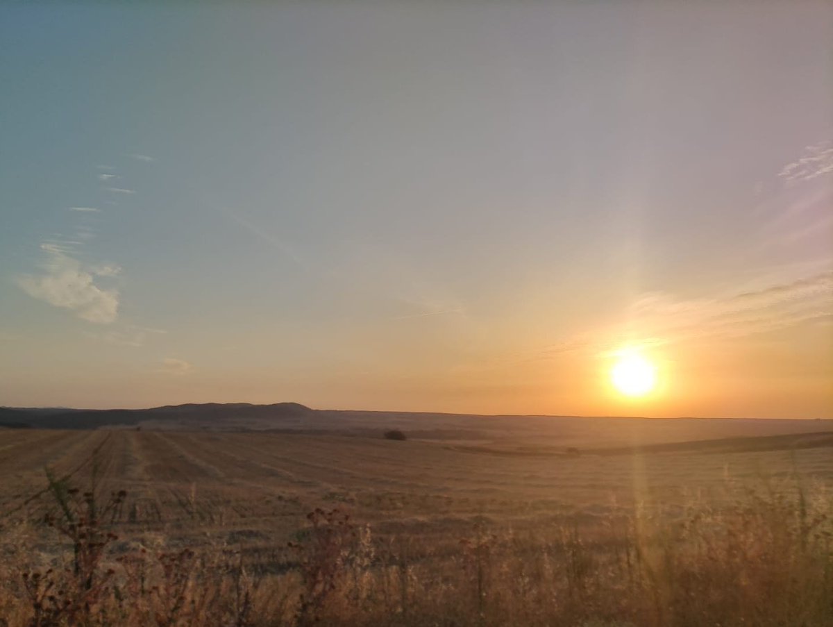 Tierras de rigor, meseta abierta a 950 msnm, con oscilaciones térmicas de 50°C. Vastas llanuras con más pacas que almas aún en los mejores meses de retorno de bicicletas, naipes al relente y algunas pocas bocas desdentadas de dientes de leche