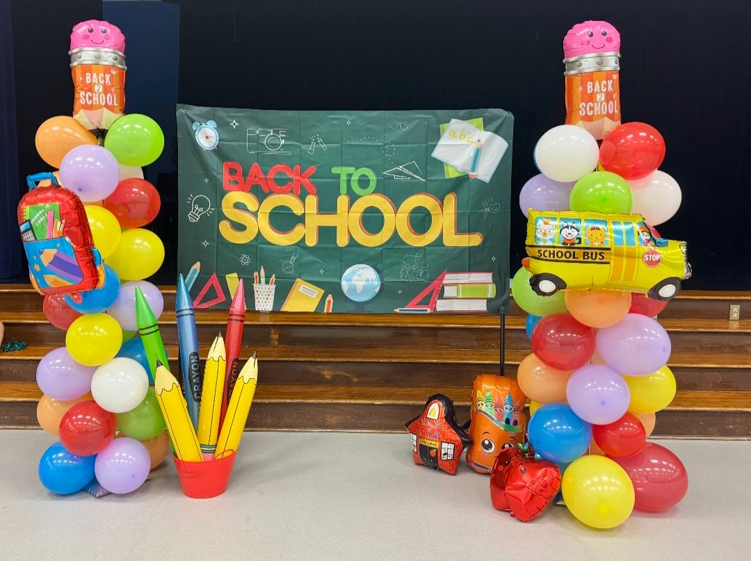 ✏️📸🖍 During Meet the Teacher, make sure to stop in the cafeteria for a back to school photo! 

And then post your pictures in the comments below!