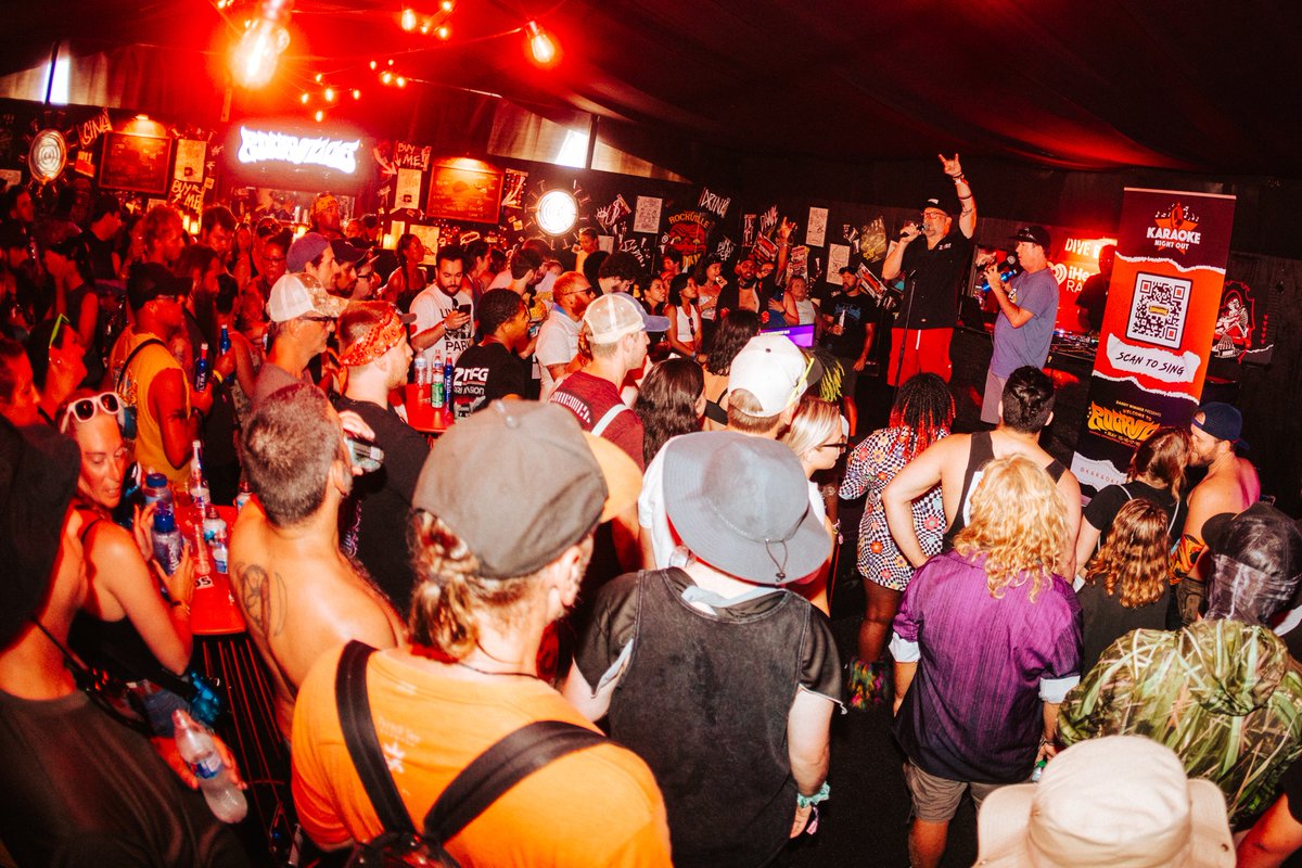 It's not quite the Apex Stage, but the Karaoke Dive Bar saw some serious action! 🎤🍻

Who caught Danny and Charlie from @HollywoodUndead doing some Journey and Billy Idol?