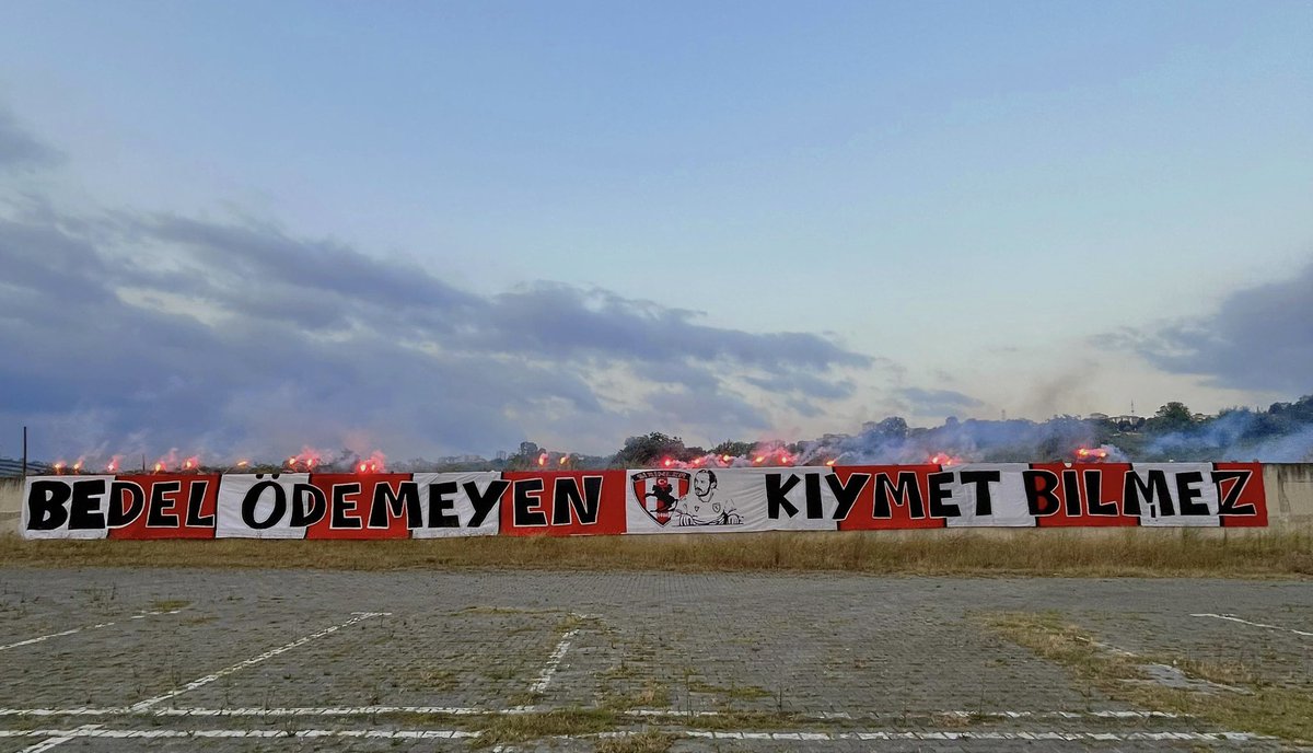 VARAN 8 🔴⚪

BEDEL ÖDEMEYEN KIYMET BİLMEZ! 

Yeni sezona daha güçlü, daha coşkulu girmek için pankartlarımızı yeniliyoruz.
Şehrin sesi, tribünün kalbi olmaya devam edeceğiz! 

Güney Üst Yeni Sezona Hazırlanıyor! ⏳
#Samsunspor #ForzaŞirinler