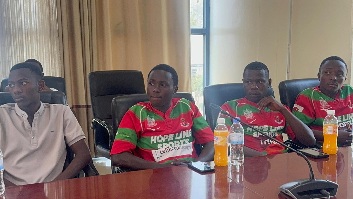 RadioHuye's tweet photo. Abanyeshuri bo mu karere ka #Ruhango bakina umukino wa Rugby biga muri TSS Gitisi n'abakina  Handball  biga muri ES Kigoma bavuga ko kuba bagiye kuzaserukira u Rwanda mu mikino ya FEASSA  muri Kenya biteguye kugendera Ku mpanuro bawe n'ubuyobozi bw'akarere. https://t.co/D303rMpJks