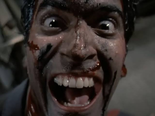 La risa y el miedo salen del mismo lugar: lo instintivo. Ambas son reacciones físicas, viscerales. Un grito y una carcajada nacen del cuerpo, no del pensamiento. Por eso el terror y la comedia funcionan tan bien juntos: los dos rompen con la lógica.