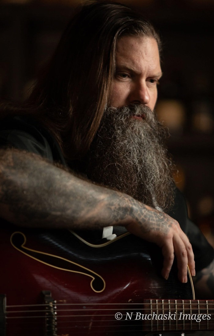 A guitar, a goodbye, and a gift wrapped in melody. 💔🎶 “Bethy’s Gift” by Damn Coyote Chris is a soul-stirring ballad of love, loss, and the quiet strength to carry on. canadianbeats.ca/2025/08/07/dam…