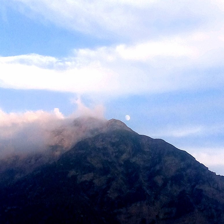 تاکے کوئی چھپ چھپ کے پہاڑوں کی اُوٹ سے