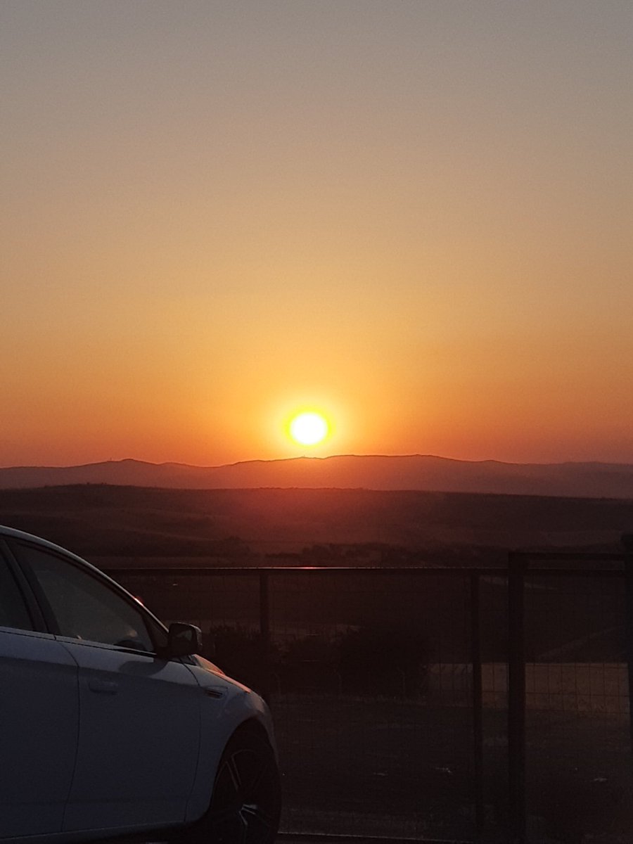 Ey gönül!
Güneşe değil,
Güneşi batırıp doğuran Kudret’e bak...