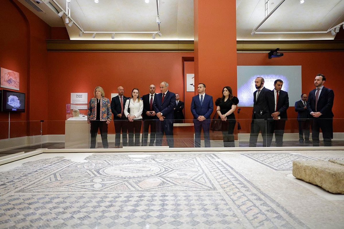 Pashinyan gifts copy of medieval Gregory of Narek manuscript to Washington Museum of the Bible

armenpress.am/en/article/122…