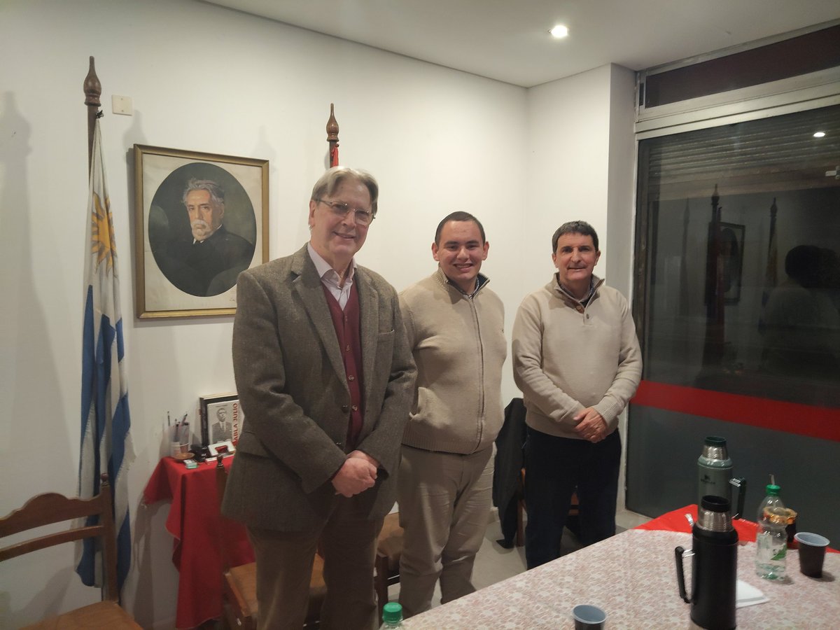 Ayer participamos en la charla sobre eutanasia organizada x nuestro club zonal D. <a href="/opepasquet/">Ope Pasquet</a>  y <a href="/CIafigliola/">Carlos Iafigliola</a> expusieron sus visiones del tema. Muy interesante escuchar ambas campanas. 

¡Gracias a los oradores (unos genios) al moderador <a href="/leabrocha/">Leandro Brochado</a>! y al <a href="/ClubZonalE/">Club Zonal E</a> por la sede.