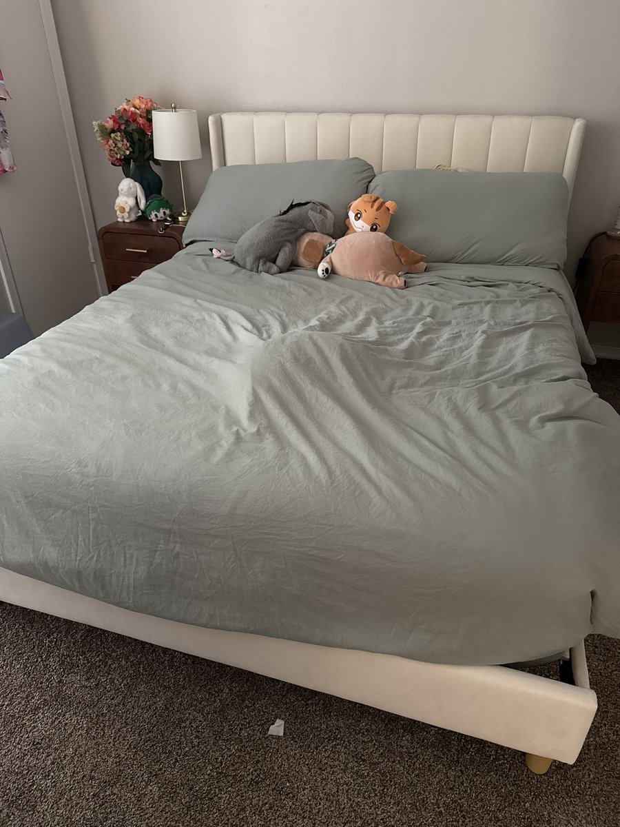 elistakes's tweet image. i wonder what this suspiciously cat shaped lump on my bed could be