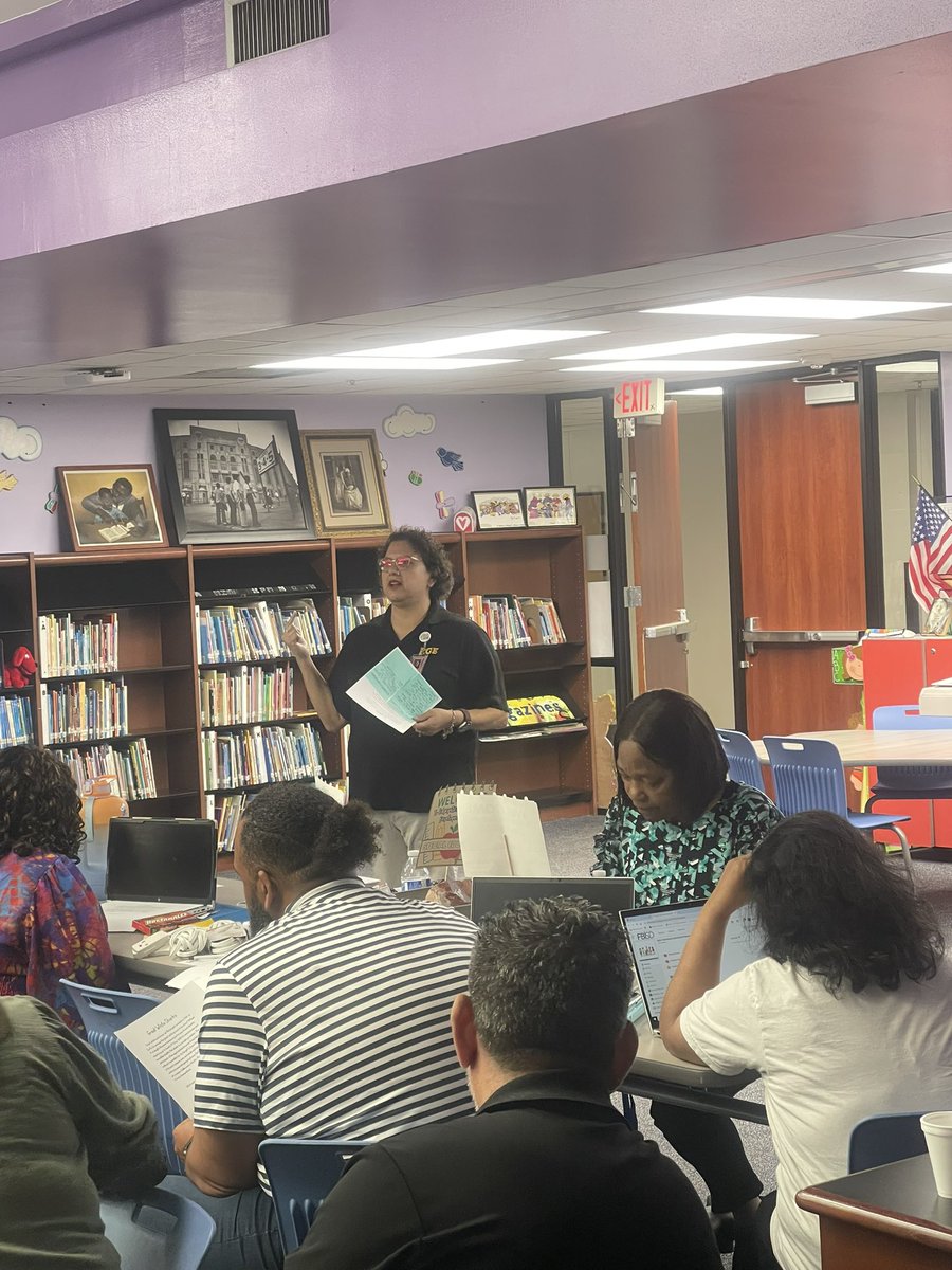 S_Rod33's tweet image. @RGE_Rangers @FortBendISD @carloslewisjr resident writing guru Crystal Delamora explaining text evidence and its importance in writing ✍️ #fbisdlevelup #ItsAWin #TextEvidence #writing #Rangers #RGE