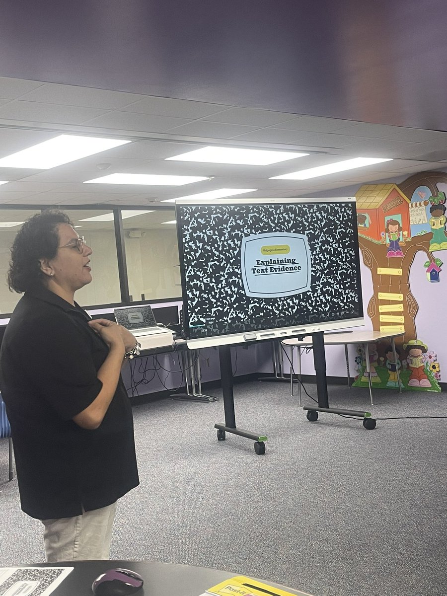 S_Rod33's tweet image. @RGE_Rangers @FortBendISD @carloslewisjr resident writing guru Crystal Delamora explaining text evidence and its importance in writing ✍️ #fbisdlevelup #ItsAWin #TextEvidence #writing #Rangers #RGE