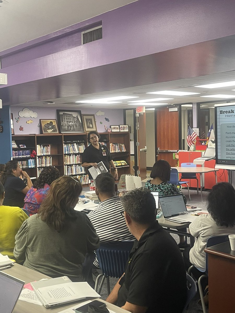S_Rod33's tweet image. @RGE_Rangers @FortBendISD @carloslewisjr resident writing guru Crystal Delamora explaining text evidence and its importance in writing ✍️ #fbisdlevelup #ItsAWin #TextEvidence #writing #Rangers #RGE
