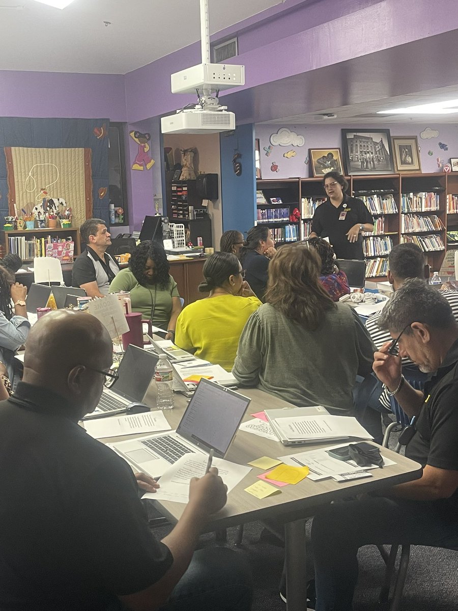 S_Rod33's tweet image. @RGE_Rangers @FortBendISD @carloslewisjr resident writing guru Crystal Delamora explaining text evidence and its importance in writing ✍️ #fbisdlevelup #ItsAWin #TextEvidence #writing #Rangers #RGE