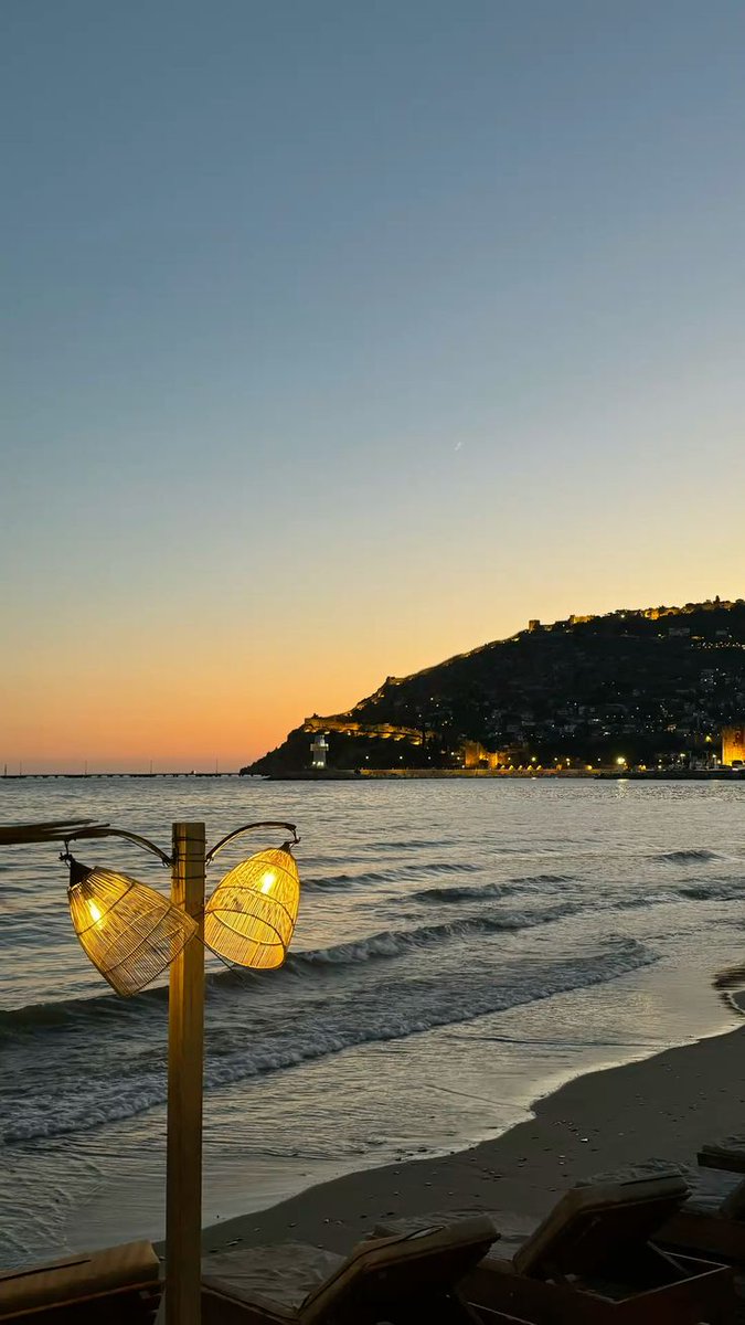 Umarım karşımıza hep denize bakmak gibi hissettiren insanlar çıkar. Işıl ışıl, huzurlu ve kaygısız..