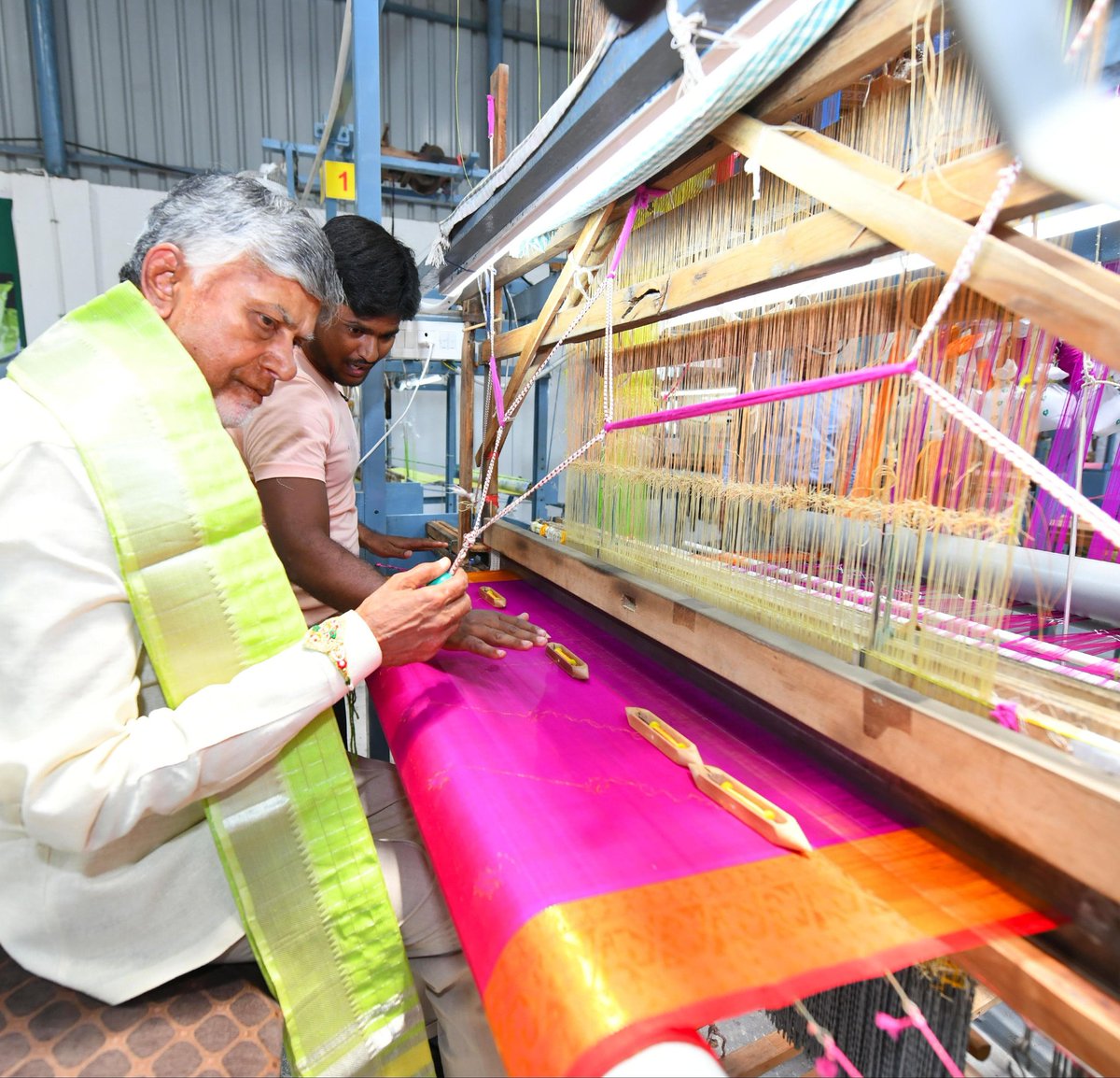 #AndhraCelebratesWeavers 
#NationalHandloomDay 
మంగళగిరిలో 11వ జాతీయ చేనేత దినోత్సవంలో పాల్గొన్నాను. చేనేత మగ్గాలకు 200 యూనిట్లు, మర మగ్గాలకు 500 యూనిట్లు ఉచితంగా విద్యుత్ ఇచ్చే కార్యక్రమాన్ని ప్రారంభించాను. అలాగే చేనేత ఉత్పత్తులపై విధించే 5 శాతం GST రీయింబర్స్ ను, రూ.5 కోట్లతో