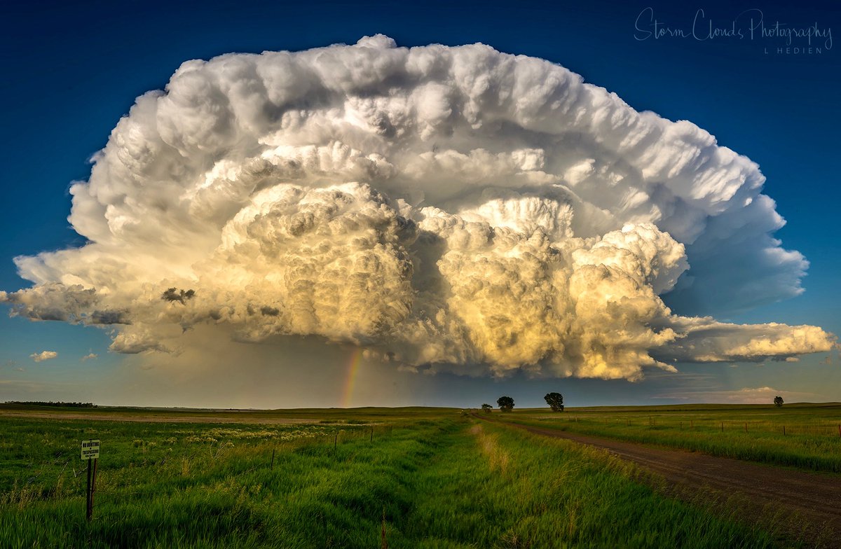 An #anvil and #rainbow 🌈 from a #supercell 🛸 #storm in #NorthDakoya in June.  #weatherphotography #weather #clouds #sky #thunderstorm #stormhour #wxtwitter #zcreators #nikonz9 @nikonoutdoorsusa @nikonusa @riyets @discovery #thephotohour @xwxclub #natgeoyourshot <a href="/CloudAppSoc/">Cloud Appreciation Society</a>