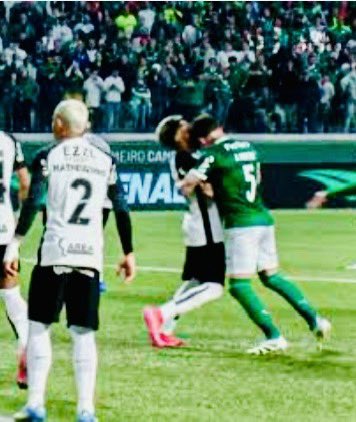 Resumo da obra:
 
- Esperar o quê de um time cujo volante, em tempos de VAR, da uma cabeçada no adversário no começo do jogo?
 
- E a torcida? Seguiu apoiando, apesar do erro infantil e suicida. Até o limite do bom senso quando, DE NOVO, veio o 2º gol com falhas da defesa.
 
- O