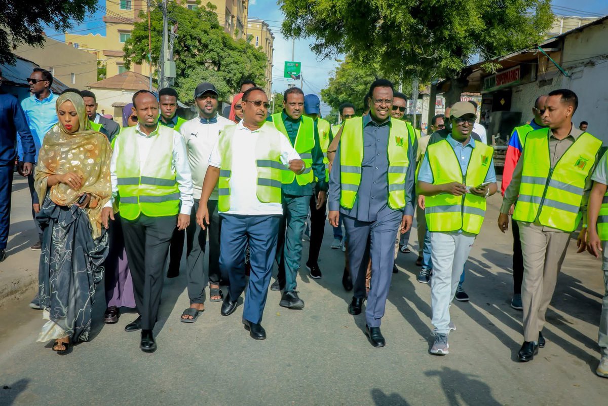 Guddoomiyaha G/Banaadir ahna Duqa Muqdisho Dr. Xasan Maxamed Xuseen (Muungaab) ayaa Mashruuca ololaha nadaafada caasimadda ka daah-furay waddada dheer ee wadnaha, gaar ahaan waddada kala qeybisa degmooyinka Shibis iyo Yaaqshiid. Ololaha waxa ka qeyb qaatay Wasiiro &amp; Xildhibaanno.