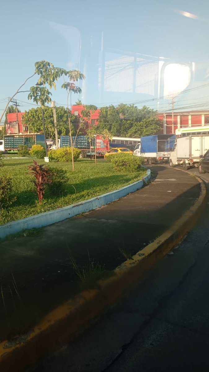 Sobre el redondel de la tiendona tráfico complicado.