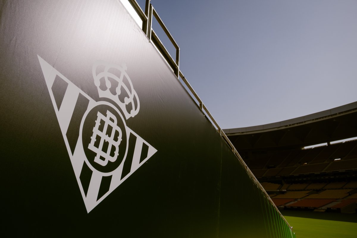 RealBetis's tweet photo. 🏠💚🙌

Engalanando nuestra nueva casa. https://t.co/DKdedHG0tR