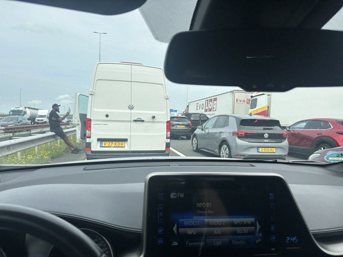 JoffryVanG's tweet image. En weer een vrachtwagen qua hoogte in de fout hij @Schiphol  tunnel @RWS_WNN @RWSverkeersinfo #schipholtunnel #file