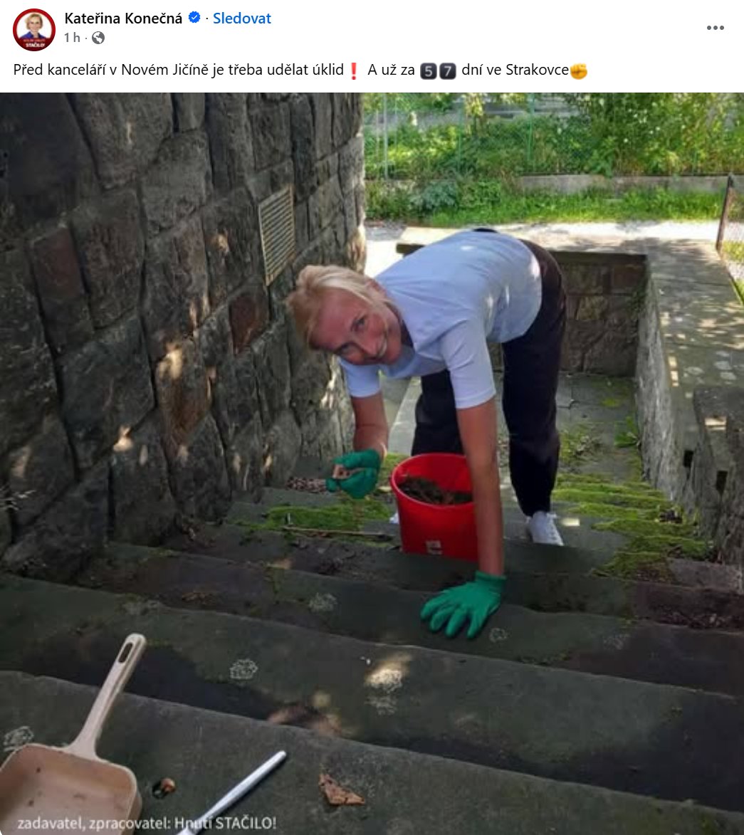 Rudá Káča se chystá mýt schody ve Strakovce.