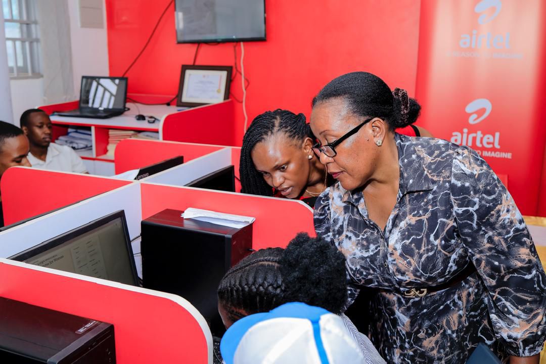 MomberaTanaka's tweet image. Women hold just 2-8% of software development roles in Sub-Saharan Africa. Airtel Uganda's Tech for Her initiative is bridging the gap, empowering female tech leaders to innovate and thrive!
#TechForHer
#AirtelCares
#DigitalInclusion
