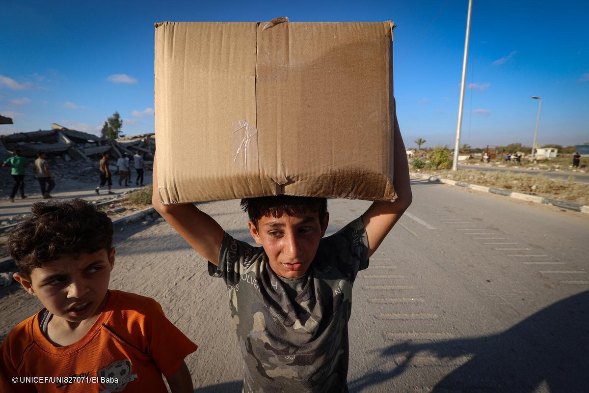 “Hoy estuvo bien, mami y mis hermanitos comerán algo”. Fadi, de 13 años, logró recibir un paquete de ayuda alimentaria en Netzarim y regresar a casa sano y salvo.  Hace unos días, su padre fue asesinado mientras hacía cola para comprar pan. Como otros mil, en Gaza