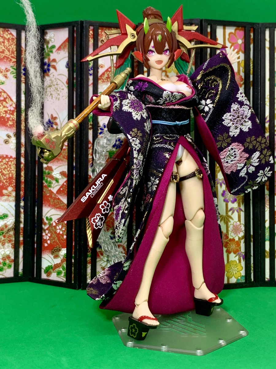 村里屋さん(<a href="/ShiketanBuilder/">村里 壮二郎@AKG27 2F F12/村里屋</a> )の着崩し和服で作った花魁風をBLOCK1.5化しました。脚が長く太くなった！
後ろに良い感じのついたてを添えて

付け替える為に久しぶりに初期の朱羅ボディ触ったけど細くて驚いたw
#メガミデバイス