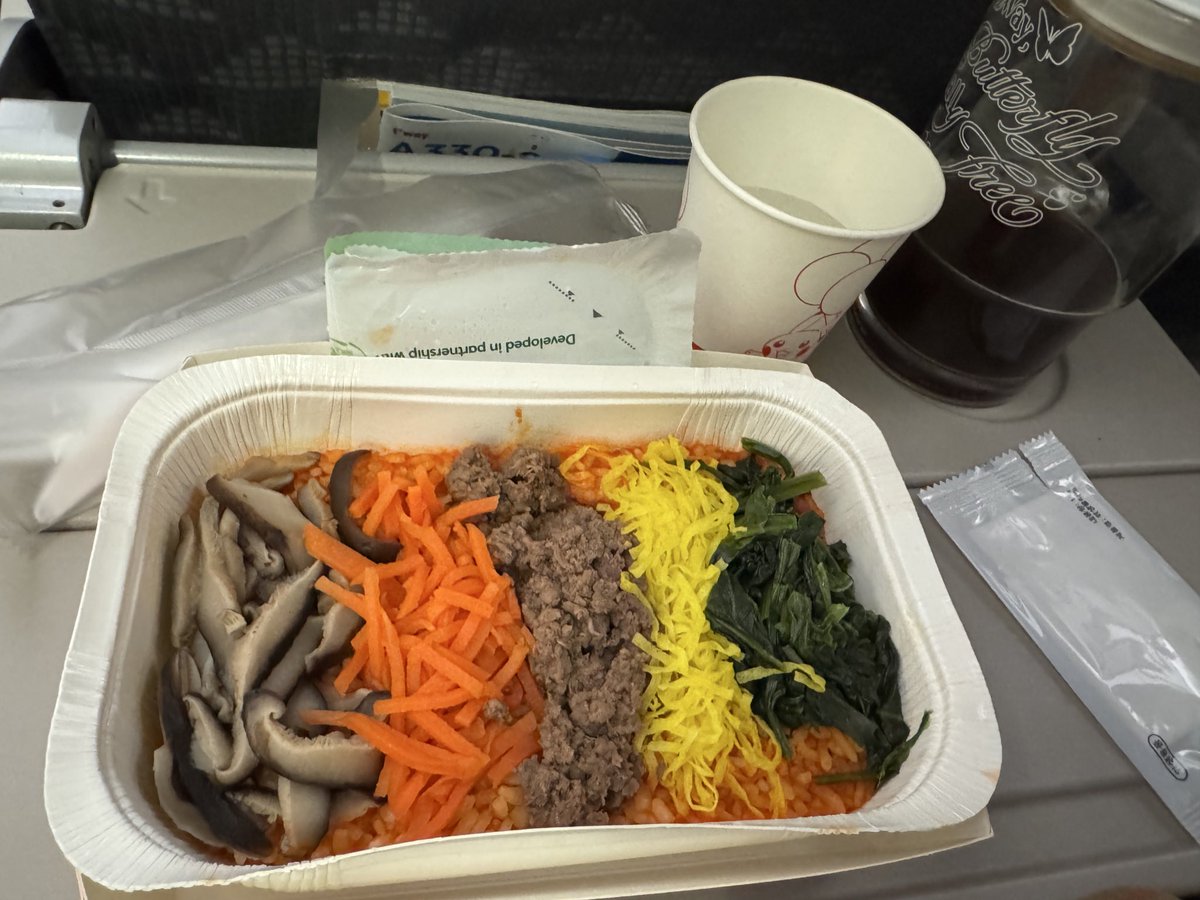 hola_violeta's tweet photo. D-day
8.6 수

한숨도 못자고 공항출발. 첫 차는 놓쳤어도 2.8시간 전에 도착해서 셀프백드랍, 면세픽업 모두스무스하게 마쳤고 단지 무거운 가방 두개가 더 생긴것 뿐..10:10이륙 후 정확히13시간걸려 도착. 기내식은 먹을만 했으나 소시지먹고 얹혀 그다음 일정은%$+^*{₩:&amp;ㅜㅜ화면없는게 이정도로 https://t.co/5Hs0KBx0KR