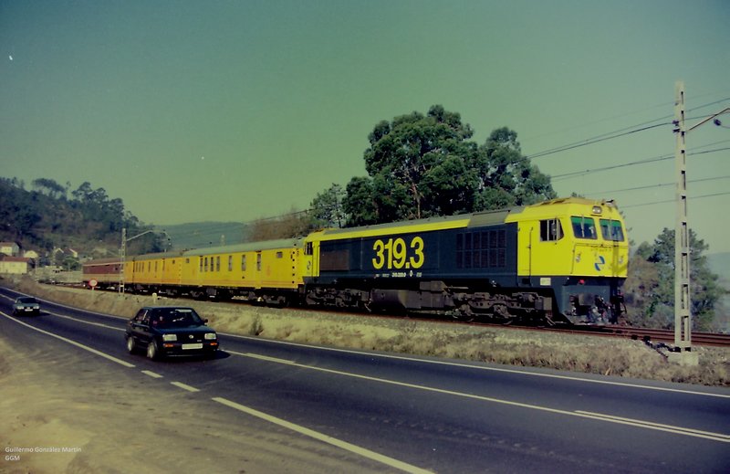 Foto de un Tren Postal circulaciones ya desaparecidas.. 319-329 con el Postal Vigo-La Coruña el 20 de febrero de 1993 cerca de Redondela foto de Guillermo González Martín #renfe #adif #redondela #trenpostal #ferrocarril #tren #train #trenni #Galicia